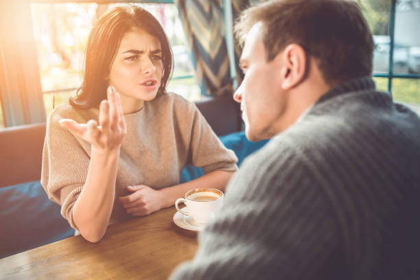 l’homme et la femme se quereller dans le café - contentieux ou amiable photos et images de collection